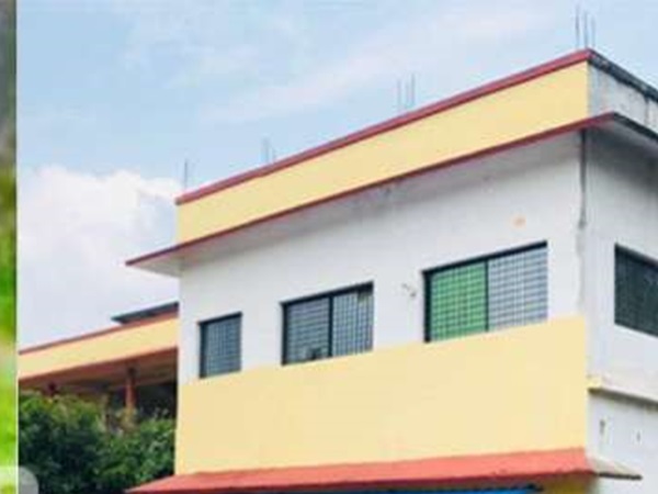 കോളേജ് കെട്ടിടത്തിന്റെ ടെറസിലേക്ക് കോളേജ് കെട്ടിടത്തിന്റെ ടെറസിലേക്ക്