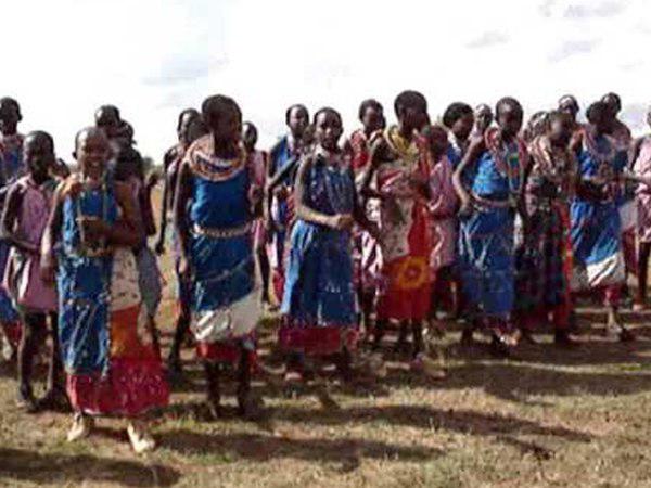 ഗോത്രവർഗക്കാരെ നേരിട്ടു