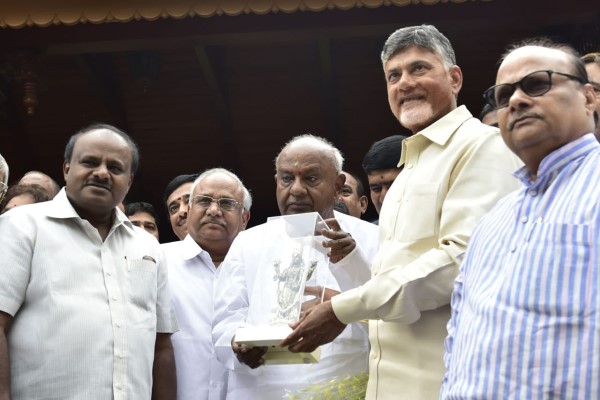 യെച്ചൂരിയുമായി യെച്ചൂരിയുമായി