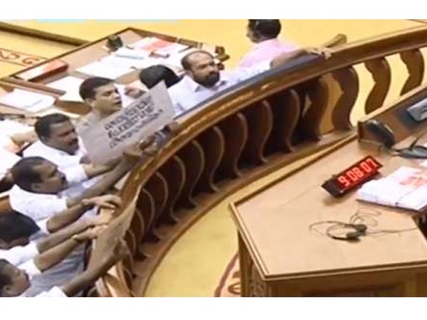 പ്രതിപക്ഷത്തിന്റെ പ്രതിഷേധം