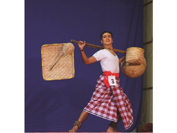 ആദിവാസി യുവാവ് മധുവിനെ വേദിയിലെത്തിച്ച് മോണോ ആക്ടില്‍ ദേവിക