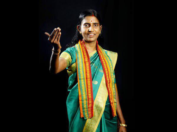മതവിദ്വേഷം പരത്തുന്ന സ്ത്രീ