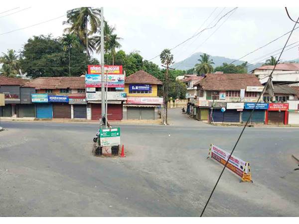 ലോറിയുടെ ചില്ല് എറിഞ്ഞ് തകര്‍ത്തു 