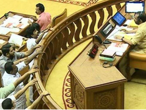 പ്രതിപക്ഷം നടുത്തളത്തിൽ 