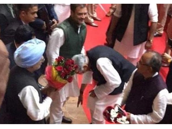 കാല് തൊട്ട് വന്ദിക്കുന്ന ചിത്രം