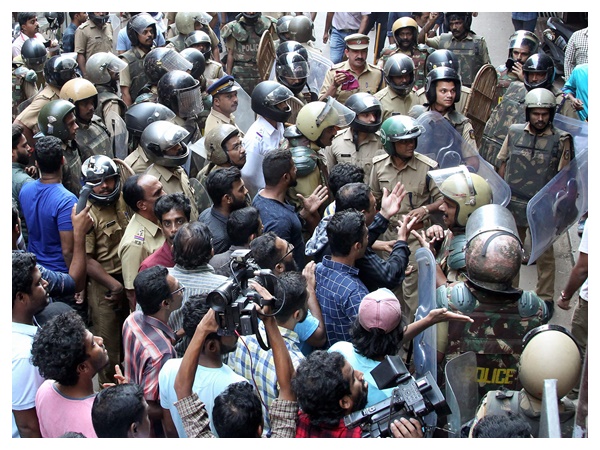 സംഘപരിവാറിനെ വേട്ടയാടുന്നു സംഘപരിവാറിനെ വേട്ടയാടുന്നു