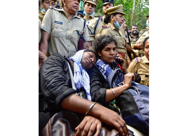 വീടിന് മുമ്പിൽ പ്രതിഷേധം