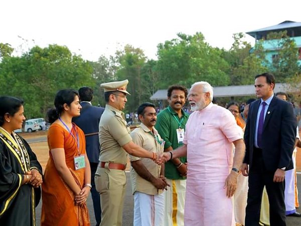  കൈകൊടുത്ത് മോദി