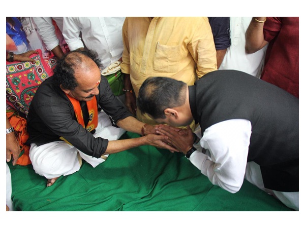 ഒഴിഞ്ഞു മാറി നേതാക്കൾ