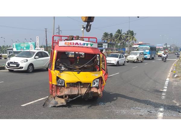 പോലീസിന്റെ താക്കീതിന് പുല്ലുവില കല്‍പ്പിച്ച് ബസ് ഡ്രൈവര്‍മാര്‍
