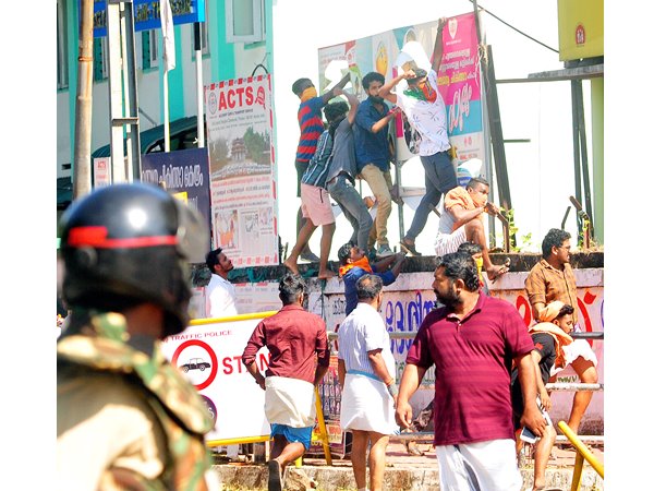 കലാപമൊഴിപ്പിക്കാൻ രണ്ട് പോലീസുകാർ