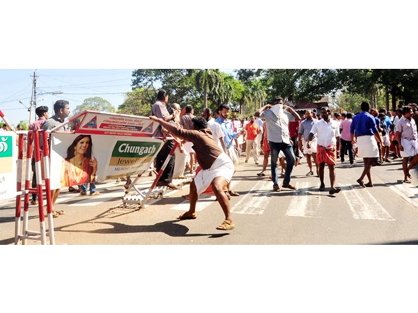 ഹര്‍ത്താല്‍ ഇരിങ്ങാലക്കുടയില്‍ സംഘര്‍ഷഭരിതം