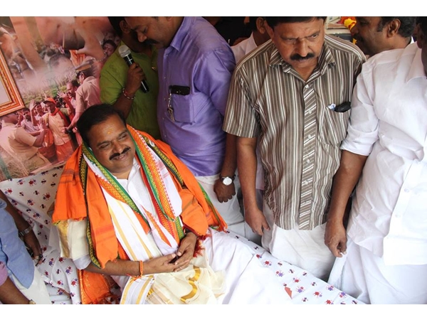  പികെ കൃഷ്ണദാസ് നിരാഹാരമിരുന്നു