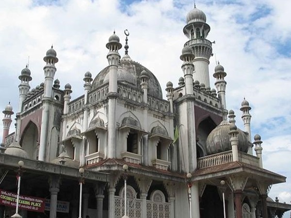 യുവതികള്‍ പള്ളിയിലെത്തിയാല്‍