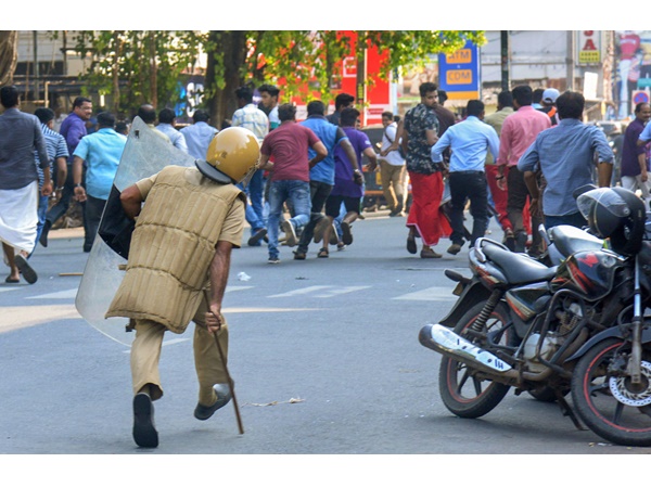 കലാപം അഴിച്ചുവിട്ടവര്‍