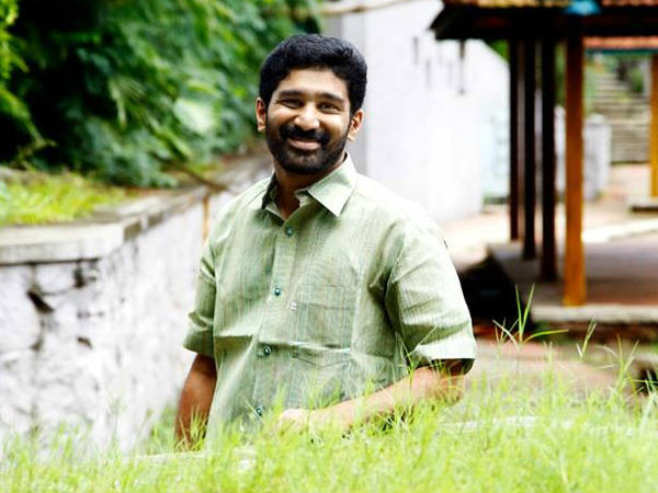 കണ്ണിൽ കണ്ടവരെയൊക്കെ തെറിവിളിക്കുന്നു 