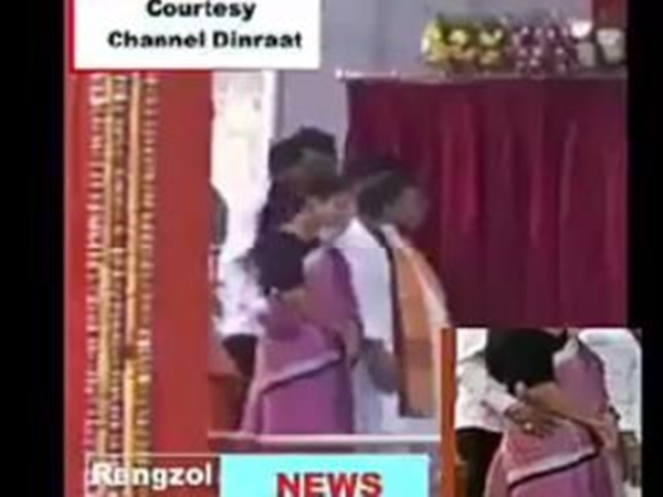 തട്ടിമാറ്റി തട്ടിമാറ്റി