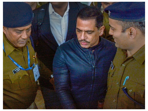 വേട്ടയാടുന്നു