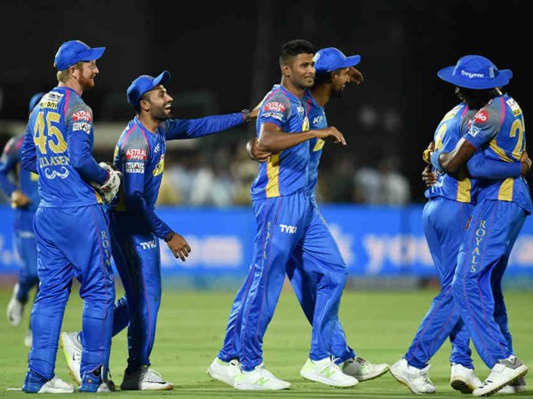 എട്ട് ടീമുകൾ, ഒരൊറ്റ കപ്പ് എട്ട് ടീമുകൾ, ഒരൊറ്റ കപ്പ്