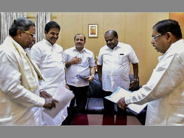  12 സീറ്റുകള്‍