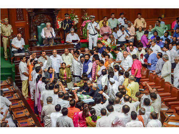  സര്‍ക്കാര്‍ രാജിവെയ്ക്കണം