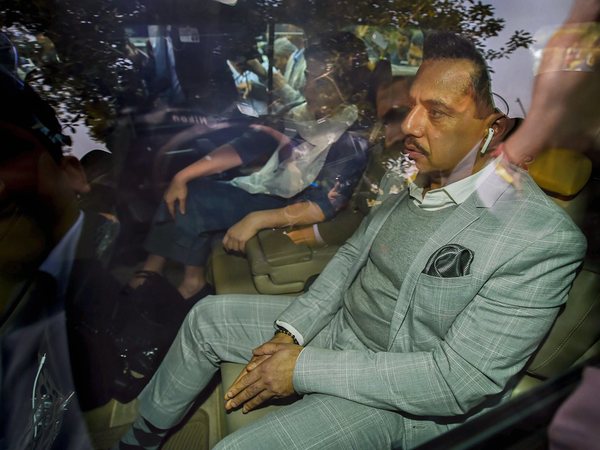 കോണ്ഗ്രസിനെ സംശയമുനയില് നിര്ത്തി കോണ്ഗ്രസിനെ സംശയമുനയില് നിര്ത്തി