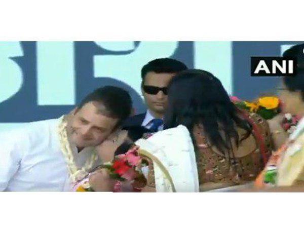 മാലയണിയിച്ചു മാലയണിയിച്ചു