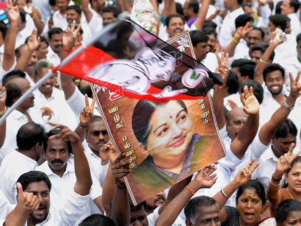  ഒറ്റയ്ക്ക് പോരാടി ജയലളിത