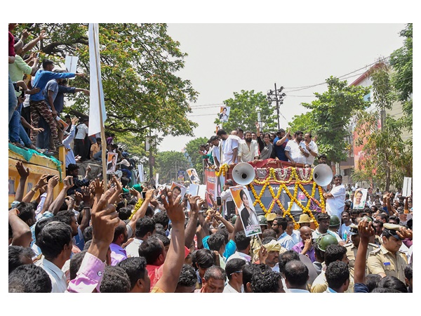 പ്രവർത്തകരുടെ നീണ്ട നിര പ്രവർത്തകരുടെ നീണ്ട നിര