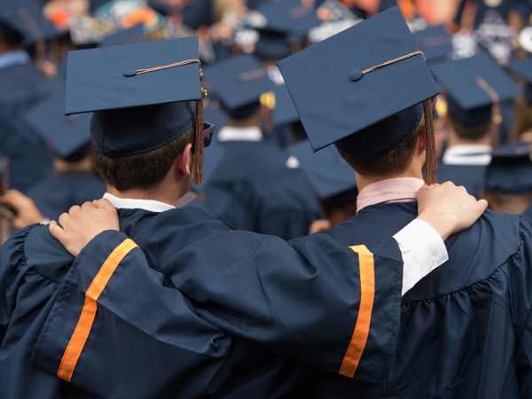 ബിരുദം നേടി പുറത്തിറങ്ങുന്നവരെ ബിരുദം നേടി പുറത്തിറങ്ങുന്നവരെ