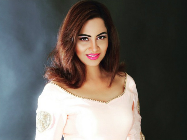 അര്‍ഷി ഖാന്‍ 