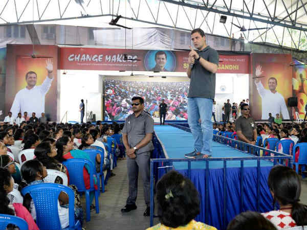  മോദി ഒളിച്ചോടുന്നു