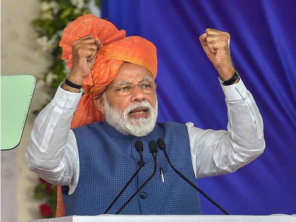  കച്ച മുറുക്കി മോദി