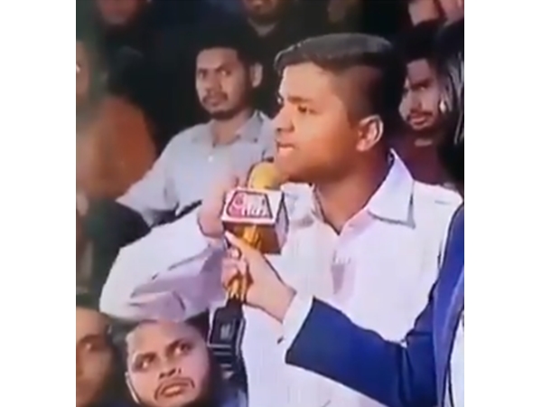 ഭിത്തിയില്‍ ഒട്ടിച്ച് കൗമാരക്കാരന്‍