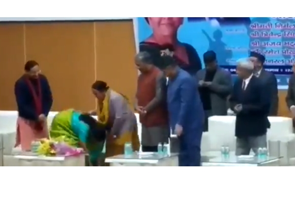  കാല്‍ തൊട്ട് വണങ്ങി