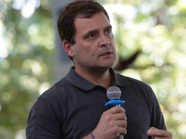 ജീന്‍സ് പാന്റും ടീ-ഷര്‍ട്ടും