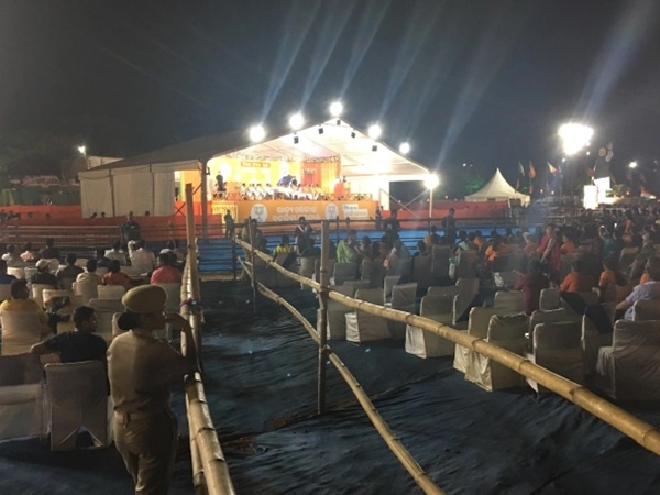 വേദിയുടെ പിറകിലും മുന്നിലുമായി