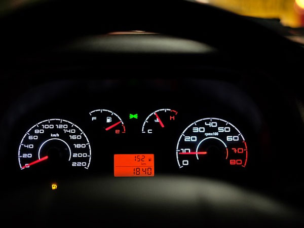 ഡാഷ്‌ബോർഡിൽ കാൽ കയറ്റിവെയ്ക്കരുത്