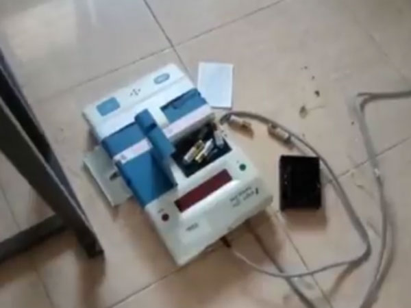 വോട്ടിങ് മെഷീന്‍ തകര്‍ന്നു