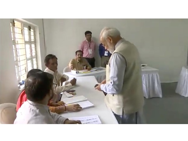 നരേന്ദ്രമോദി വോട്ട് രേഖപ്പെടുത്തിയത്