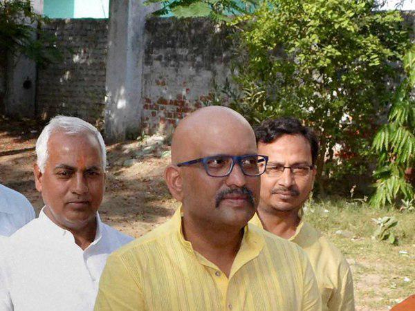 പാര്‍ട്ടി വിടുന്നു