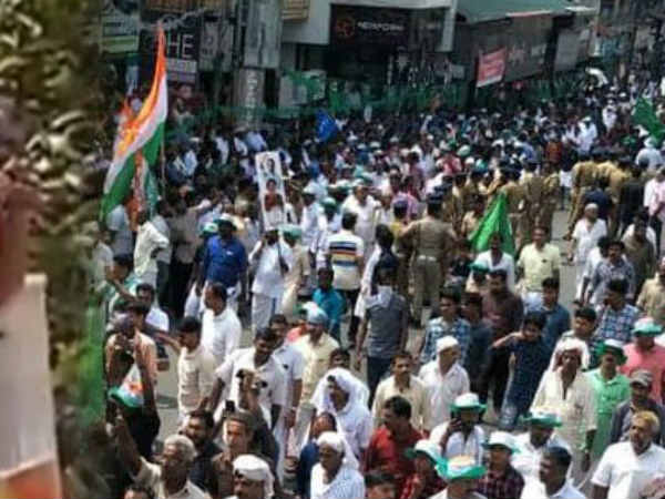 ലീഗിന് പാകിസ്താന്‍ ബന്ധം