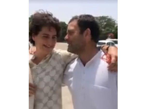  ചിരിയടക്കാനാതെ