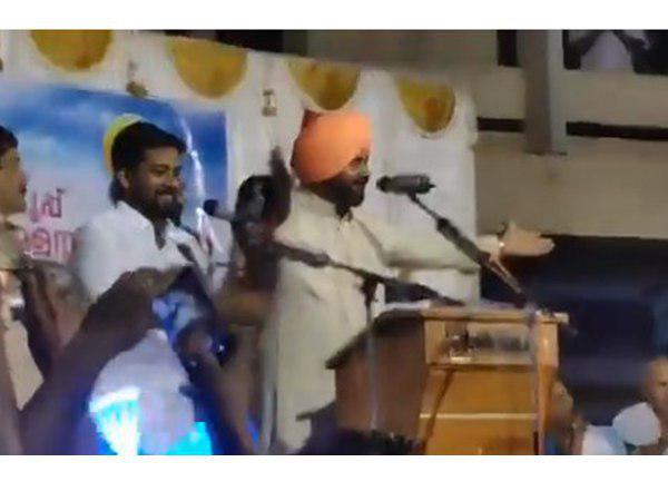  കൈയ്യടിച്ച് നേതാവ്