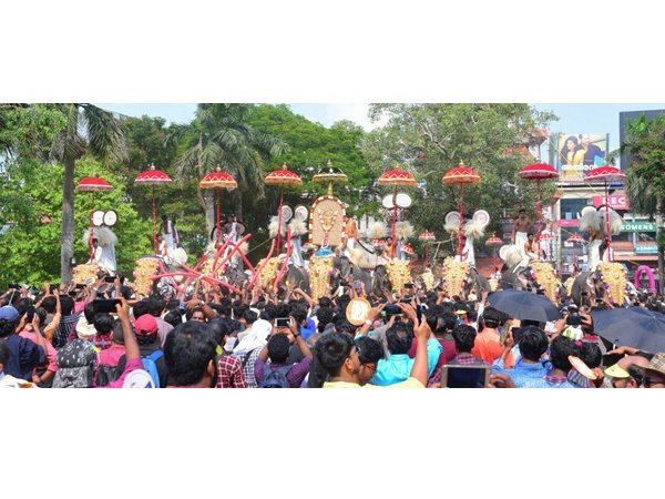 വീട്ടമ്മമാരുൾപ്പെടെ വൻ ജനാവലി