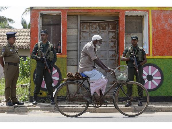  പള്ളികളും കടകളും തകര്‍ത്തു 
