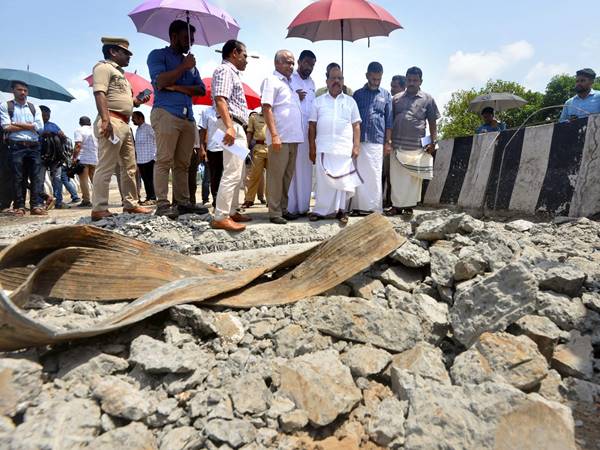ഉദ്യോഗസ്ഥരില്‍ നിന്ന് മൊഴിയെടുപ്പ് 