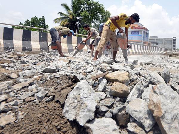  ന​ട​ക്കു​ന്ന​ത് പാ​ല​ത്തി​ന്‍റെ പു​ന:​സ്ഥാ​പ​നം