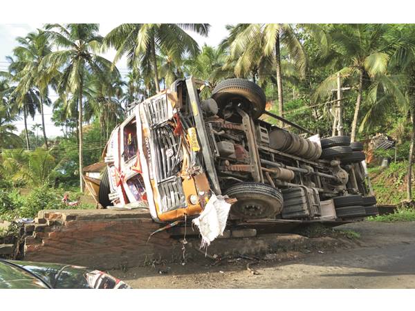  കണ്ടെയ്‌നര്‍ ലോറികള്‍ കൂട്ടിയിടിച്ച് മറിഞ്ഞു