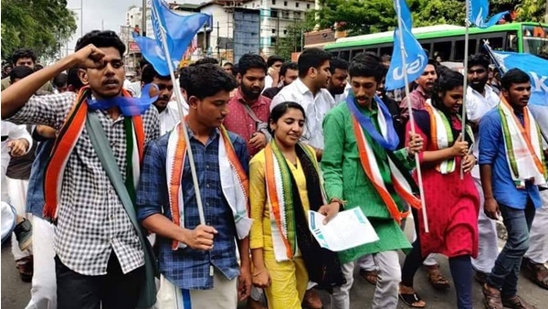 കവാടത്തിന് മുന്നില് തടഞ്ഞു കവാടത്തിന് മുന്നില് തടഞ്ഞു